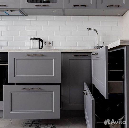 Кухня встроенная светлая