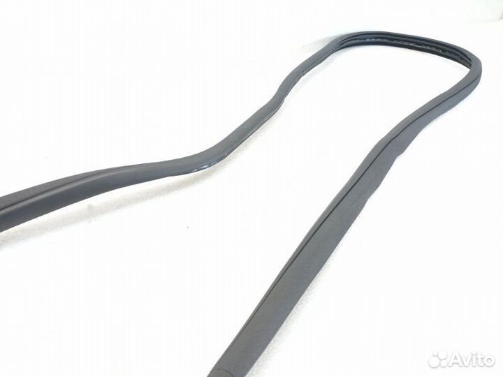 Уплотнитель двери задний правый Mercedes-Benz