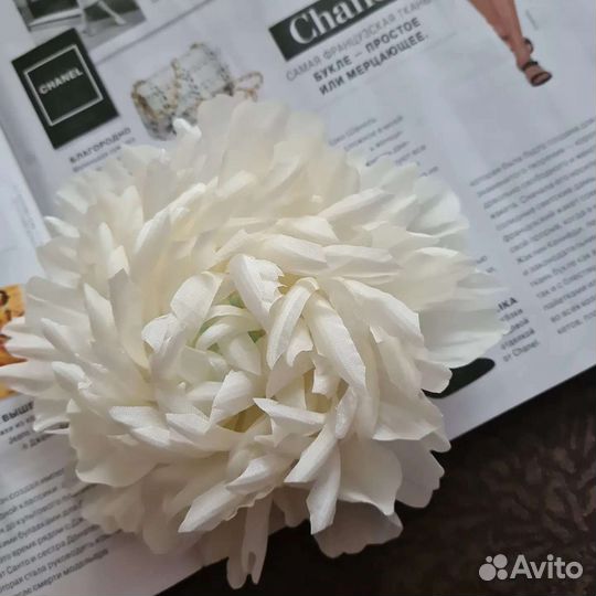 Брошь-цветок.Можно использовать как чокер