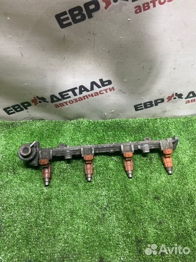 Топливная рейка с форсунками Mitsubishi Carisma