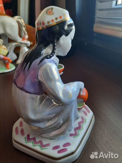 Фарфоровая статуэтка.Узбечка с чайником Дулево