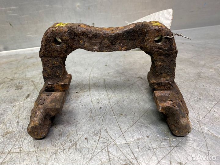 Скоба суппорта заднего правого Volkswagen Bora