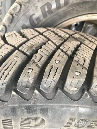 Goodyear UltraGrip 215/65 R16