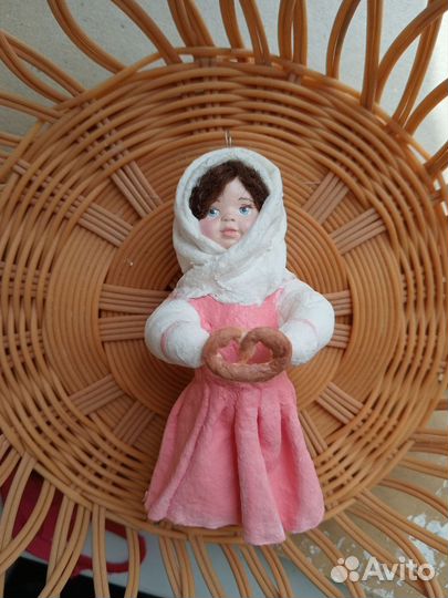 Ватная игрушка девочка с крендельком