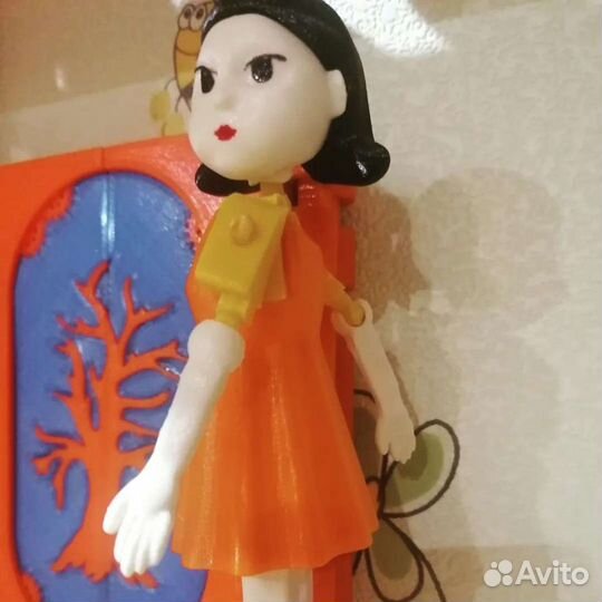 Кукла и игроки из игры в Кальмара