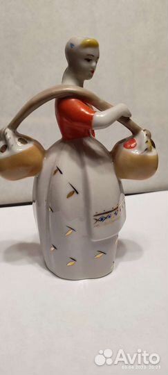 Статуэтка Девушка с коромыслом. зхк Полонное