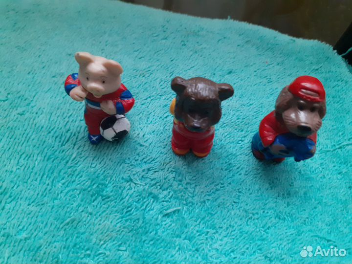 Карточки, пробки и игрушки из киндер