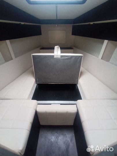 Обшивка каюты катера с диваном