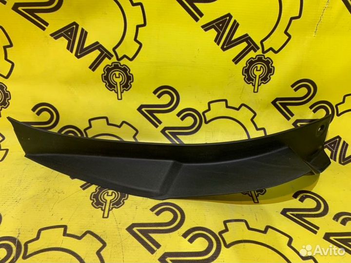 Накладка двери багажника задняя правая Toyota