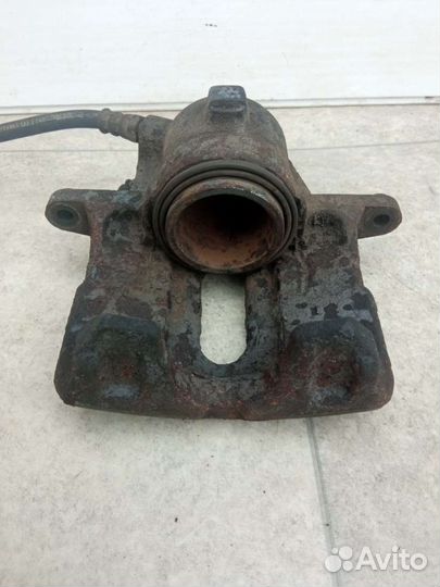 Суппорт тормозной передний левый Renault Scenic 1