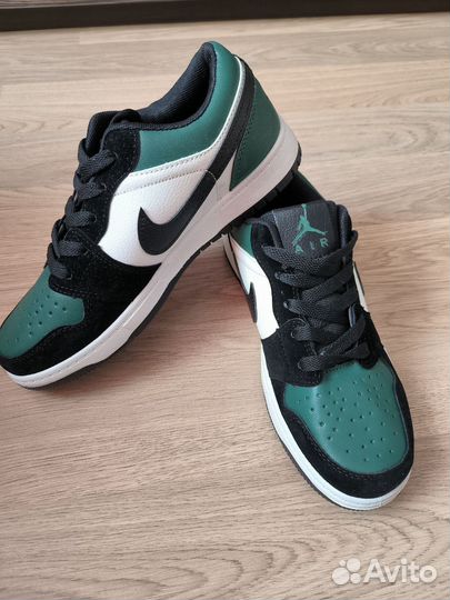 Кроссовки женские