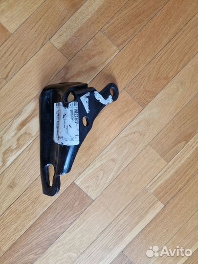 Крюк буксировочный Camry V40