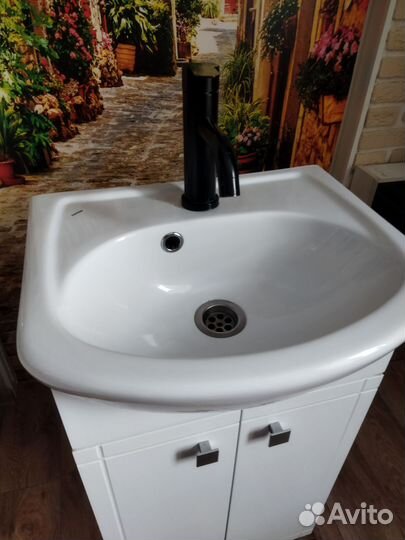 Тумба с мойкой, смесителем и шкаф с зеркалом