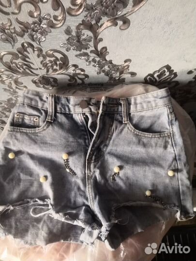 Шорты джинсовые голубые с бусами
