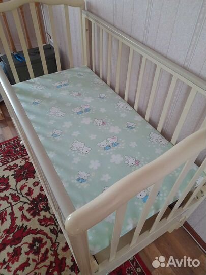 Детская кроватка с маятником и ящиком