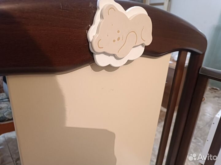 Детская кроватка с маятником