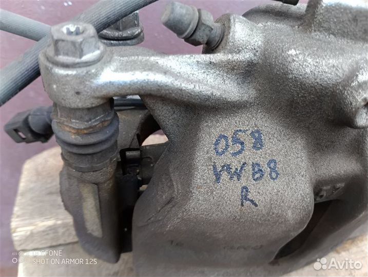 Суппорт тормозной передний правый Volkswagen