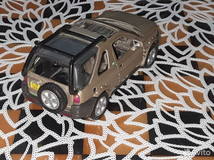 Модель автомобиля Land Rover Discovery Saico 1:32