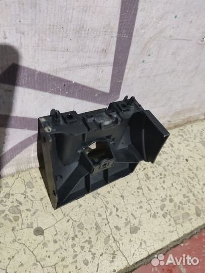 Кронштейн накладки порога правый Volvo XC60 2