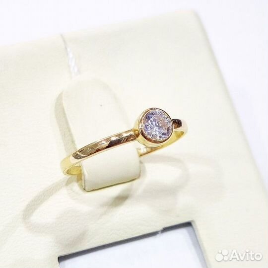 Золотое кольцо с камнем 16р