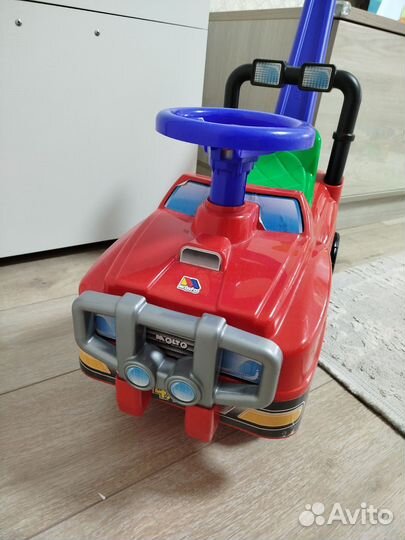Машинка-каталка с ручкой