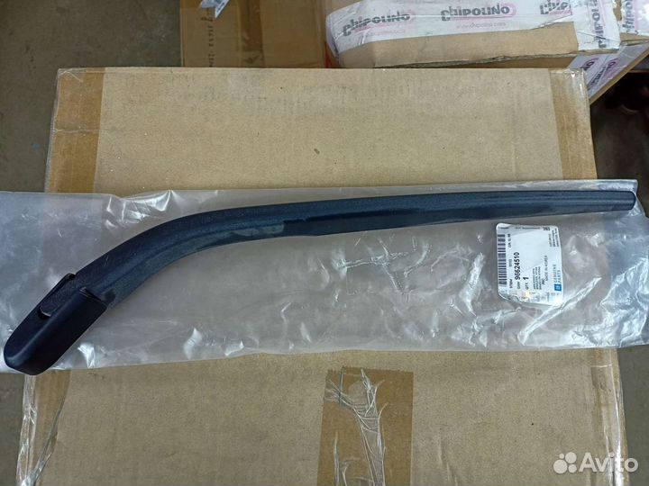 Держатель щетки заднего очистителя с заглушкой