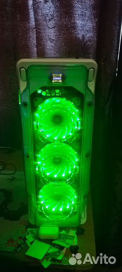 Игровой компьютер с монитором и клавиатурой