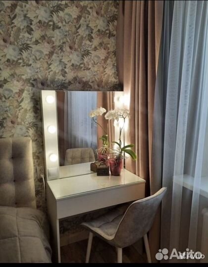 Туалетный столик с зеркалом и подсветкой