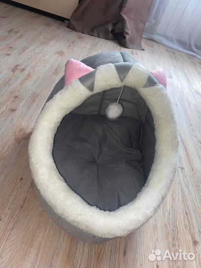 Лежанка и туалет для кота