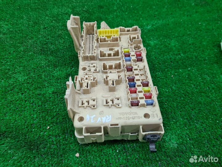 Блок предохранителей салонный Avensis 2 T250