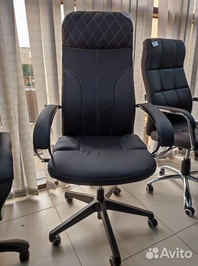 Офисные стулья и кресло