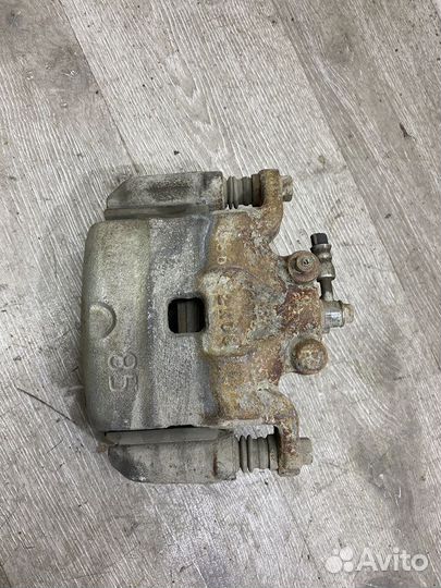 Суппорт тормозной передний правый Nissan Teana