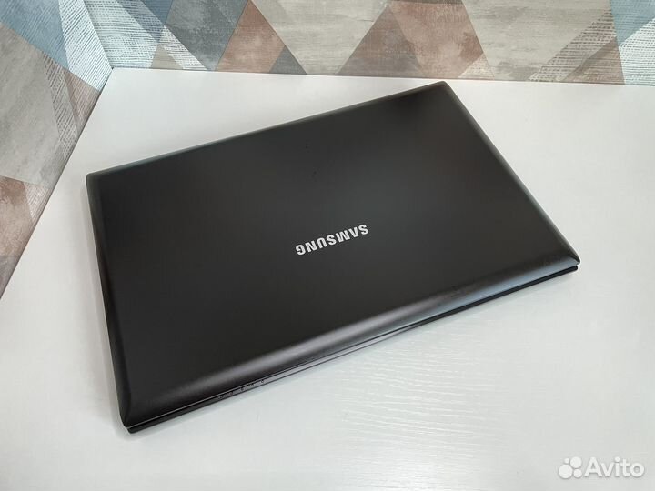 Большой ноутбук Samsung