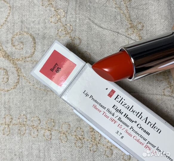 Elizabeth arden помада с SPF