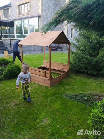Детская песочница с крышей