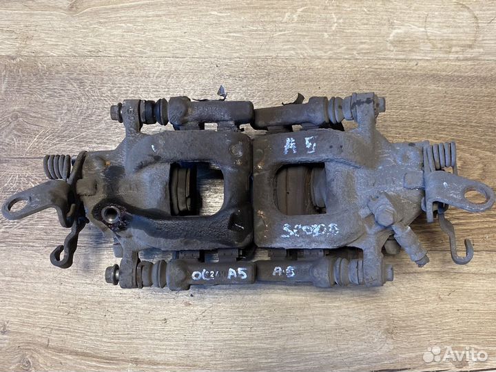 Skoda octavia a5 задний суппорт L-R