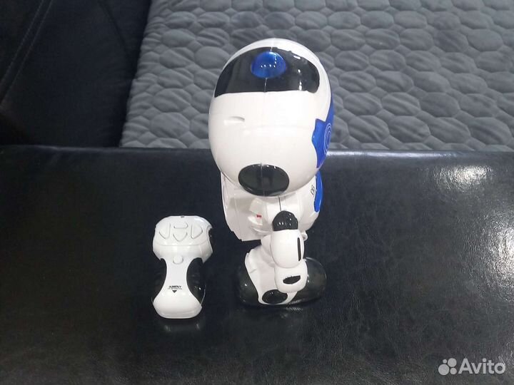 Игрушка робот с пультом