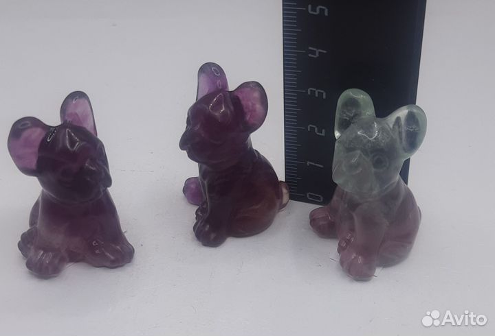 Камни и минералы. Фигурка собачка из флюорита