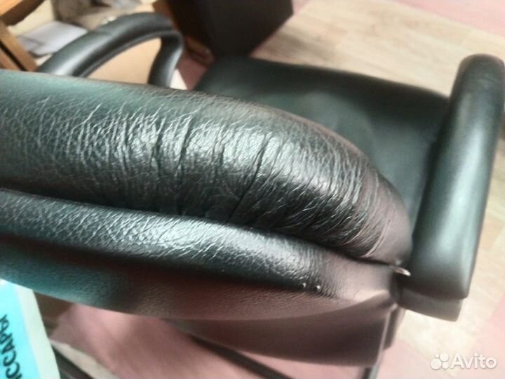 Офисное кожаное кресло бу