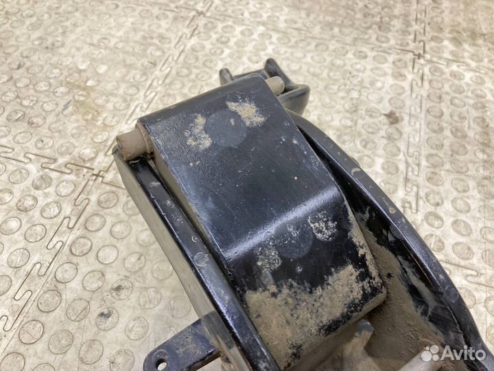 Кронштейн подножки передний правый Land Rover