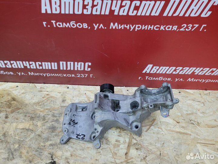 Кронштейн генератора Renault Logan