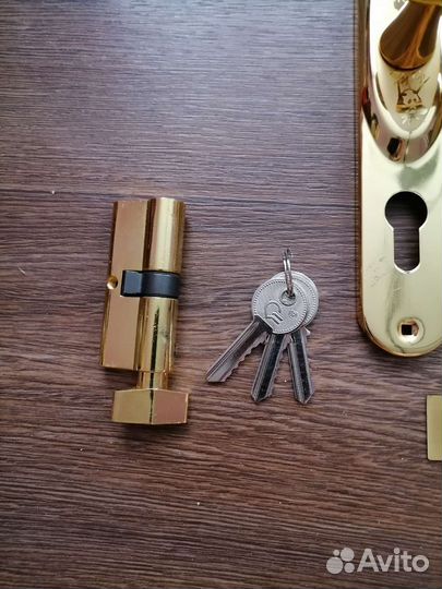 Замок врезной с ручками. новый