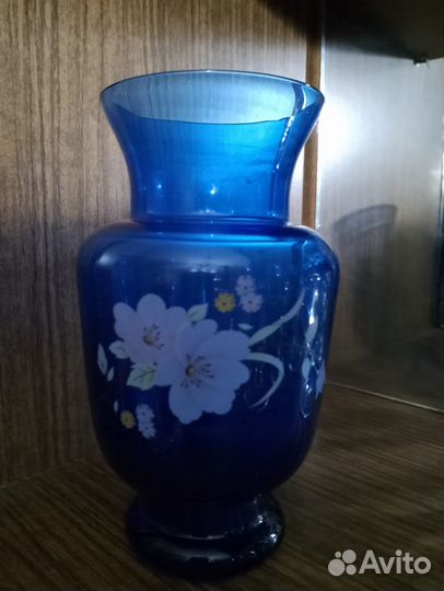 Маленькая хрустальная вазочка