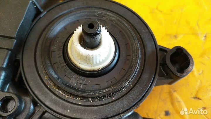 Моторчик стеклоподъемника Passat (B6)