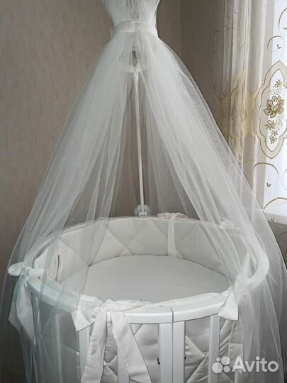 Детская кроватка с маятником