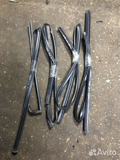 Уплотнитель бокового стекла Nissan Tiida 1