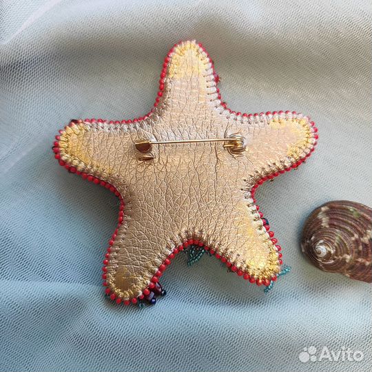 Брошь ручной работы из бисера и камней