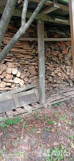 Старый распиленный бревенчатый дом, дрова