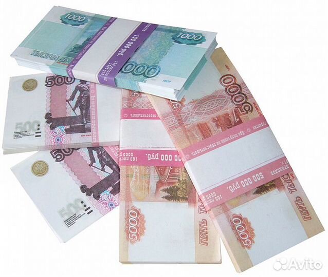 Пачки денег, фальшивые купюры