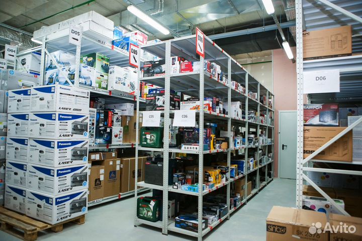 Сотрудник склада электронной техники